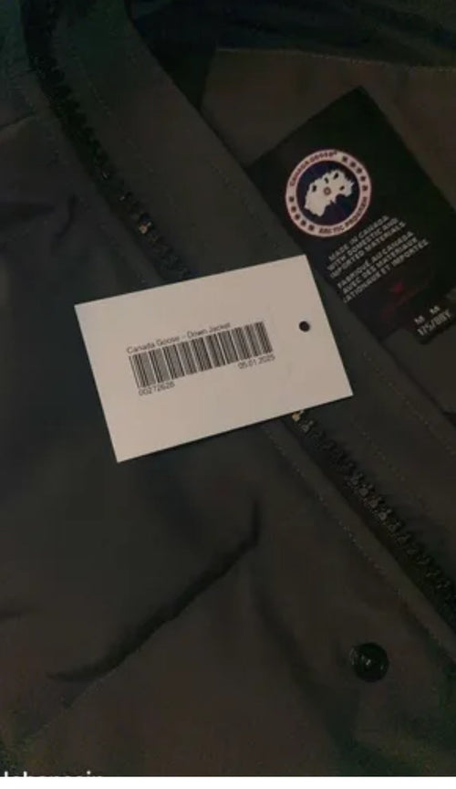 Canada goose whyndham with grey and red badge