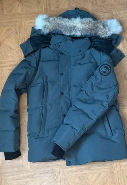Canada goose Wyndham with grey and grey badge