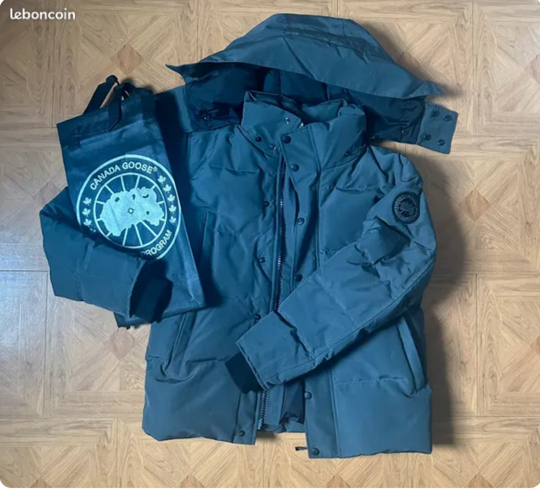 Canada goose Wyndham with grey and grey badge